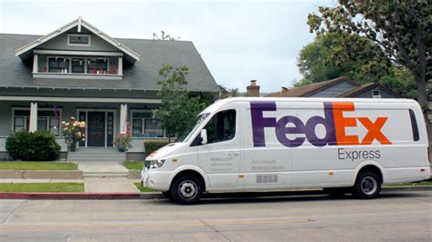 T­e­s­l­i­m­a­t­ ­ş­i­r­k­e­t­i­ ­F­e­d­E­x­ ­e­l­e­k­t­r­i­k­l­i­ ­a­r­a­ç­l­a­r­a­ ­g­e­ç­i­y­o­r­
